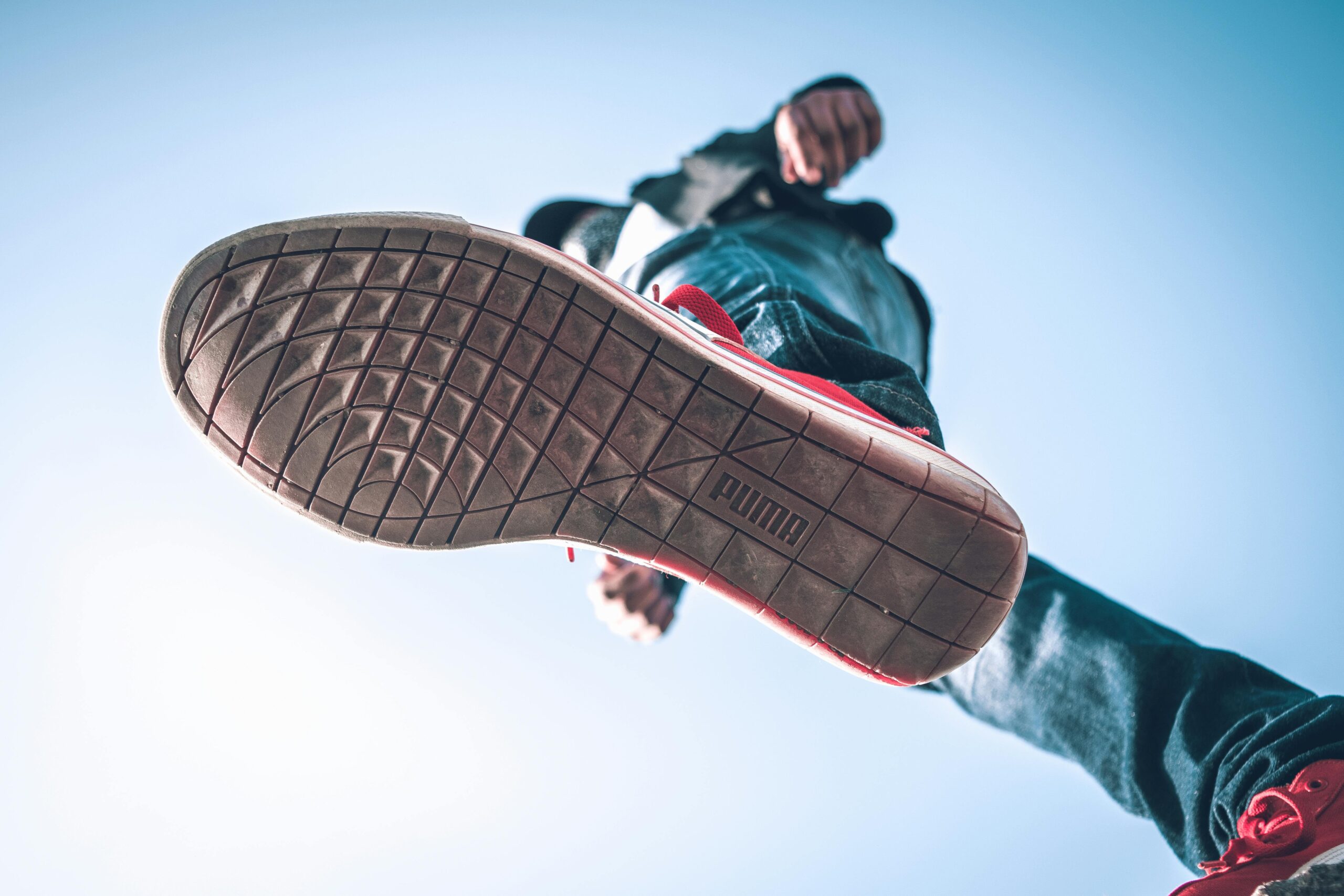 Wygoda, styl i uniwersalność na co dzień – jak wybrać idealne sneakersy do miejskich stylizacji?